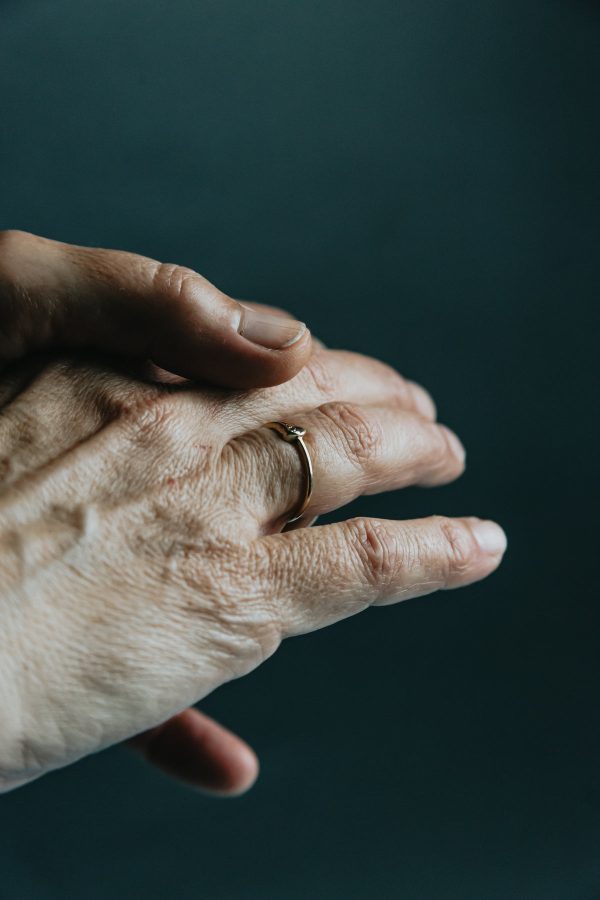 persons-hand-with-a-ring-on-it-against-blue Δαχτυλίδι Μπλε 003