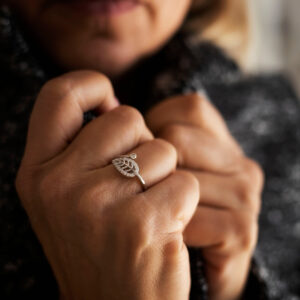 persons-hands-hold-the-collar-of-their-sweater Πουλόβερ 012