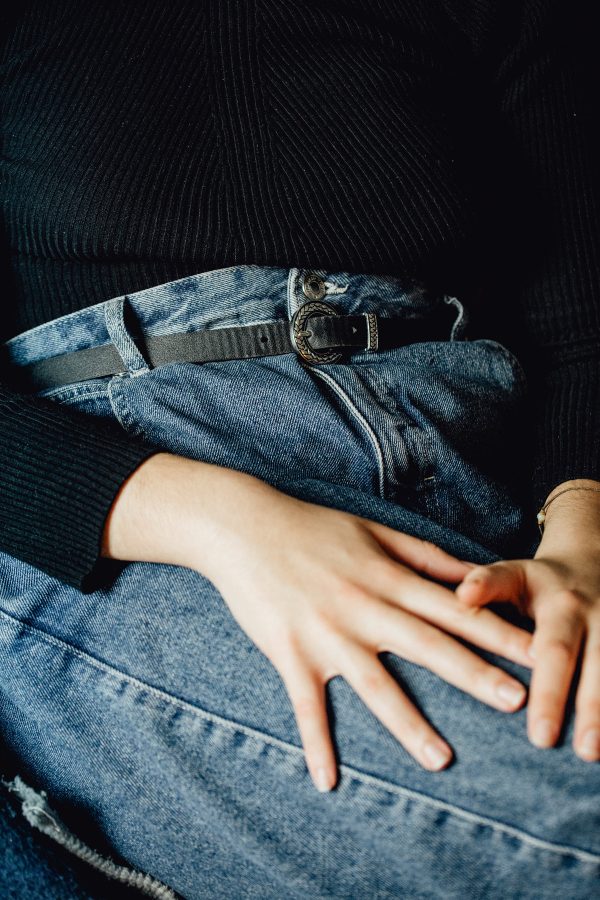 persons-in-blue-jeans-lays-their-hands-on-their-thighs Τζιν Παντελόνι Μπλε 003