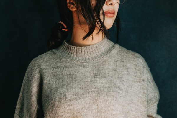 persons-torso-and-neck-in-a-grey-sweater Πουλόβερ Γκρι 007