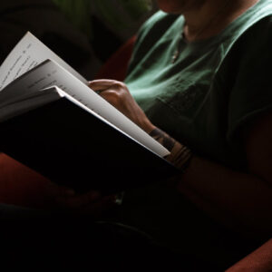 persons-torso-in-a-green-shirt-reads-a-hardcover-novel Πουκάμισο Πράσινο 004