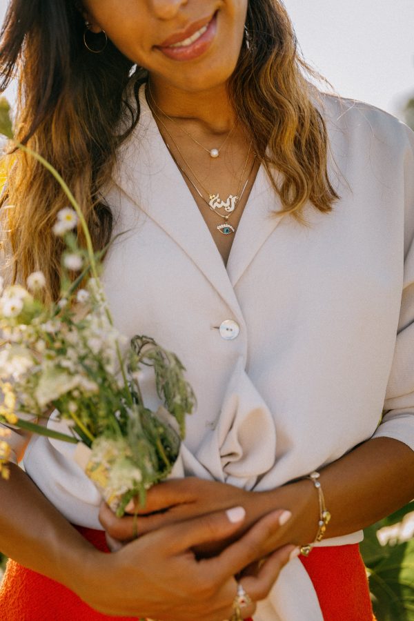 persons-torso-in-white-dress-holding-bunch-of-white-flowers Φόρεμα Λευκό 016