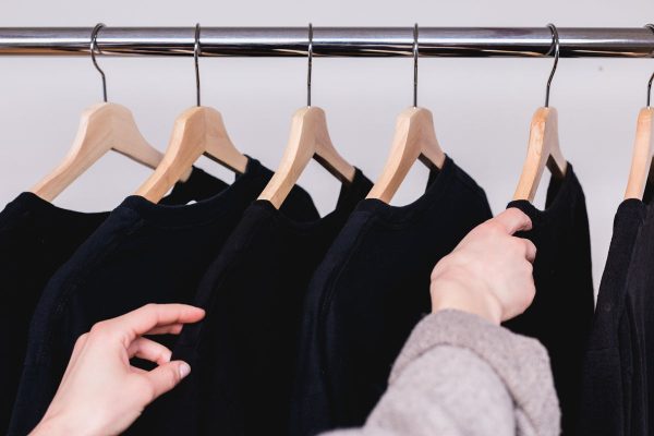 picking-a-dark-shirt-from-a-clothes-rack Πουκάμισο 007
