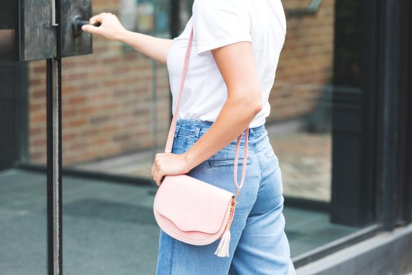 pink-purse-with-tassel Τσαντάκι Ροζ 003