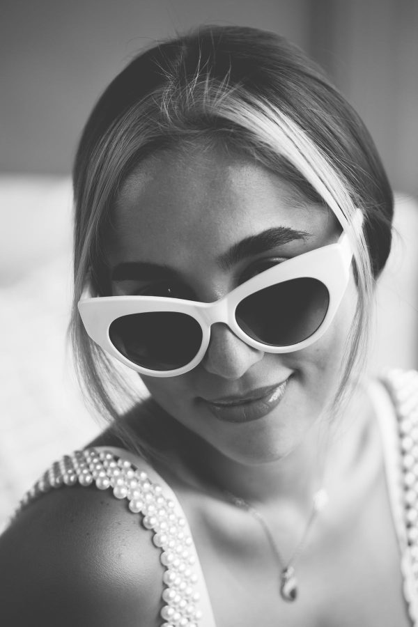 portrait-in-monochrome-of-woman-in-sunglasses Γυαλιά Ηλίου 036