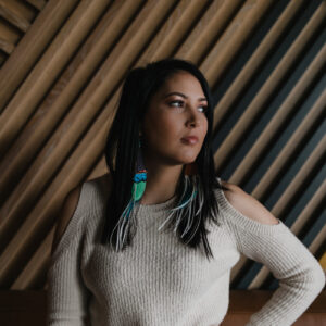 portrait-of-a-woman-in-a-white-sweater Πουλόβερ Λευκό 002