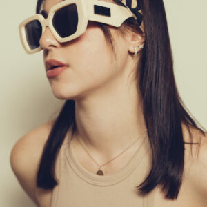 portrait-of-a-woman-wearing-bold-white-sunglasses Γυαλιά Ηλίου Λευκό 003