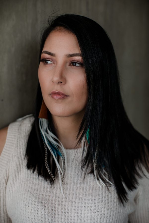 portrait-of-woman-wearing-long-feather-earrings Σκουλαρίκια 010