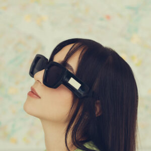 profile-of-a-woman-wearing-bold-black-sunglasses Γυαλιά Ηλίου Μαύρο 009