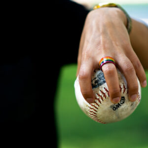 rainbow-ring-on-hand-holding-softball Δαχτυλίδι 004