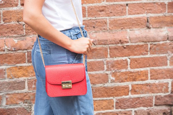 red-handbag-with-gold-detail Τσάντα Χειρός Κόκκινο