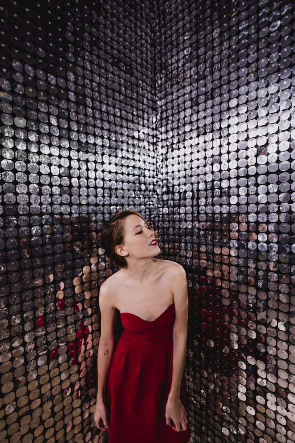 red-party-dress-in-silver-room Φόρεμα Κόκκινο 005