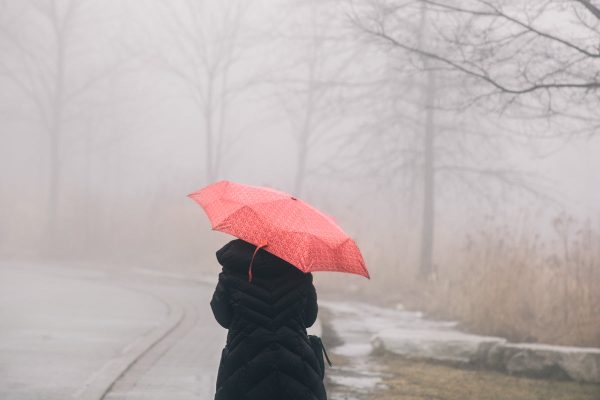 red-umbrella-walk-in-the-rain Ομπρέλα Κόκκινο
