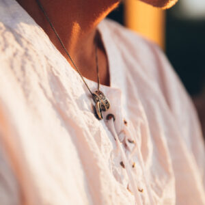 rings-on-necklace-close-up Δαχτυλίδια 003