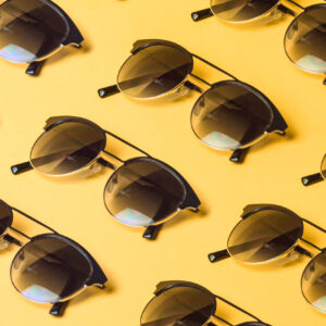 round-black-sunglasses-repeated-on-yellow-background Γυαλιά Ηλίου Μαύρο 014