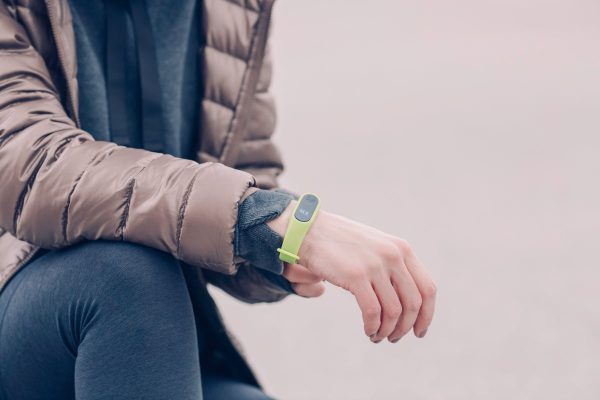 runner-wearing-fitness-tracker-watch Ρολόι 002