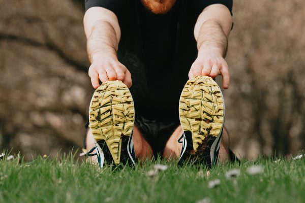 running-shoes-on-green-grass-of-a-person-stretching Παπούτσια Μαύρο
