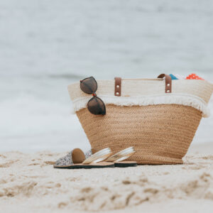 sandals-and-a-beach-bag-on-a-white-sandy-beach Σανδάλια Λευκό