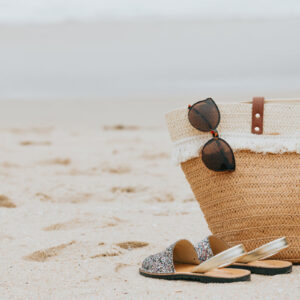 sandy-beach-with-sandals-sunglasses-and-a-beach-bag Σανδάλια 004