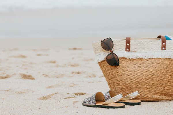 sandy-beach-with-sandals-sunglasses-and-a-beach-bag Σανδάλια 004
