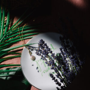 shadowed-flatlay-of-lavender-and-a-necklace Κολιέ 015