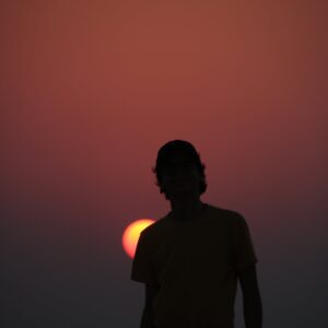 silhouette-of-a-person-with-a-baseball-cap-against-a-setting-sun Καπέλο Jockey 018