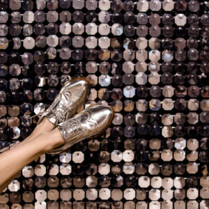 silver-wingtip-shoes-on-silver-background Παπούτσια Ασημί