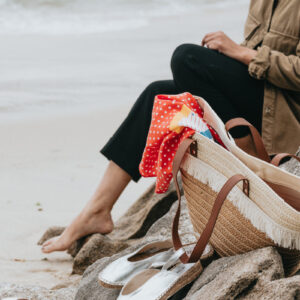 sitting-behind-a-wicker-beach-bag-on-rockys-by-the-beach Τσάντα 028