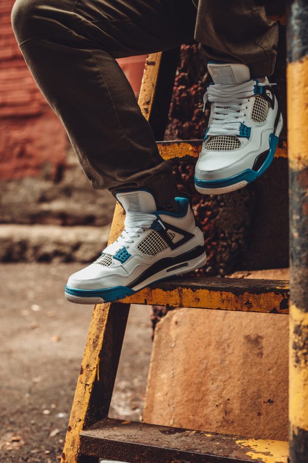 sitting-on-ladder-wearing-sneakers Sneakers 012