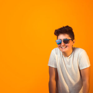 smiling-person-in-sunglasses-and-white-tshirt Γυαλιά Ηλίου Λευκό