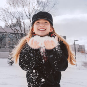 smiling-woman-in-cap-holding-snow Καπέλο Jockey