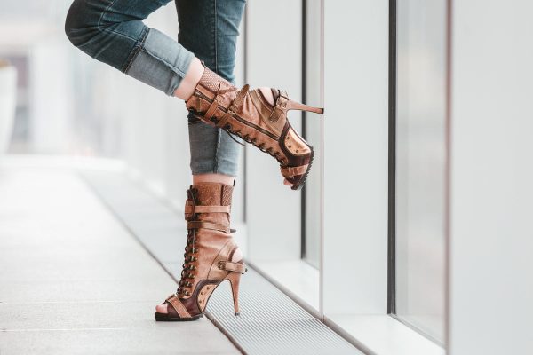 standing-by-a-window-in-heels Γόβες 008