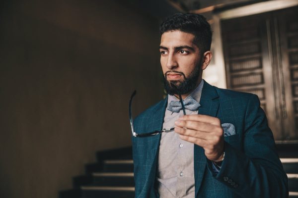stylish-man-takes-off-sunglasses Γυαλιά Ηλίου 011
