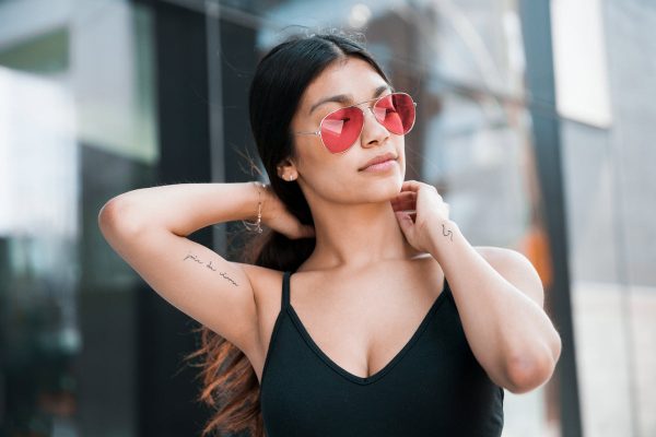 stylish-woman-wearing-sunglasses Γυαλιά Ηλίου 010