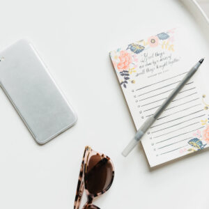 sunglasses-stationary-and-a-cellphone-on-a-white-tray Γυαλιά Ηλίου Λευκό 002