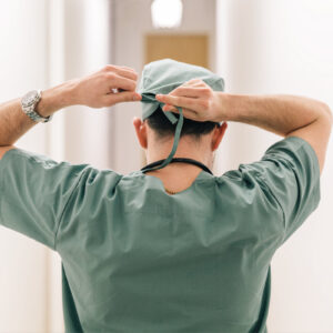 surgeon-tying-head-scarf Κασκόλ 005