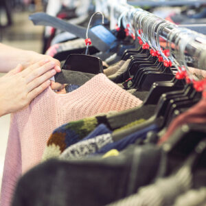 sweater-on-rack Πουλόβερ