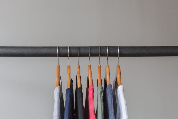 t-shirts-hanging-on-rack Πουκάμισα 004