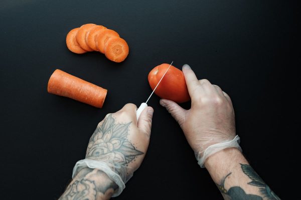 tattooed-hands-chop-food-with-gloves Γάντια 012