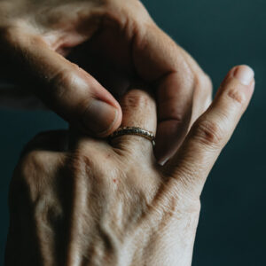 the-left-hand-adjusts-a-ring-on-the-right-hand Δαχτυλίδι 033