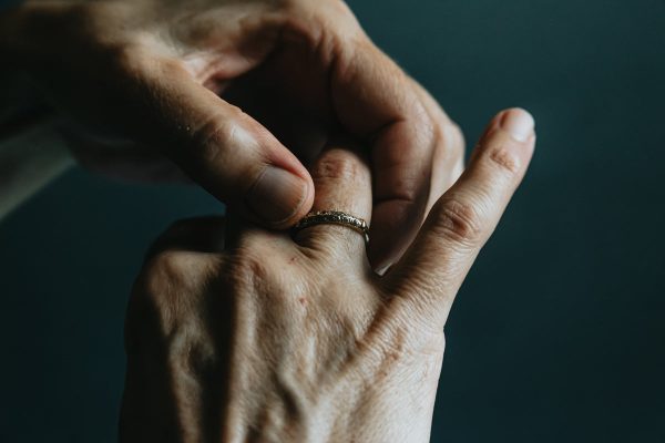 the-left-hand-adjusts-a-ring-on-the-right-hand Δαχτυλίδι 033