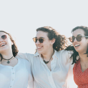 three-happy-people-wearing-sunglasses-outdoors Γυαλιά Ηλίου 055