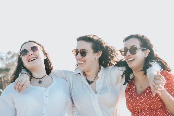 three-happy-people-wearing-sunglasses-outdoors Γυαλιά Ηλίου 055