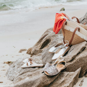 three-pairs-of-summer-shoes-and-a-beach-bag-on-the-beach Παπούτσια Καλοκαιρινό