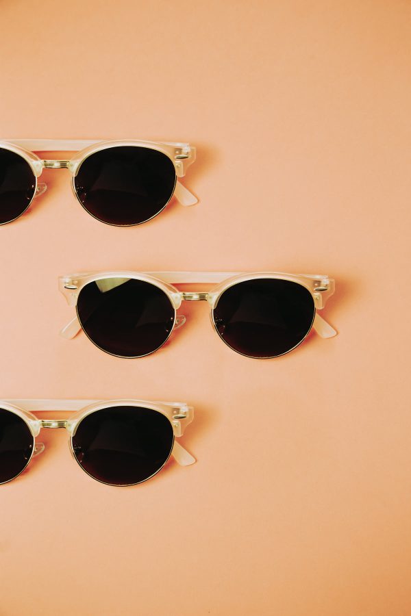 three-pairs-of-sunglasses-lay-on-a-pink-background Γυαλιά Ηλίου Ροζ 007