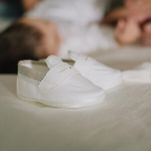 tiny-white-baby-shoes-on-white-sheet Παπούτσια Λευκό 002