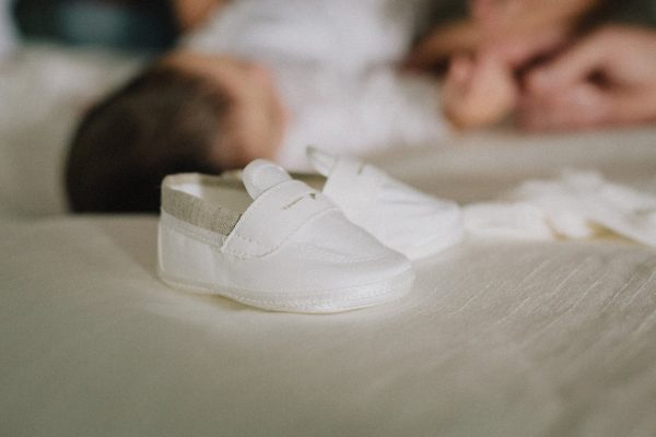 tiny-white-baby-shoes-on-white-sheet Παπούτσια Λευκό 002