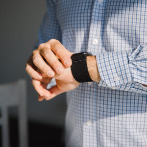 torso-of-a-person-checking-their-watch Ρολόι 026