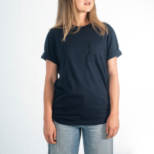 torso-of-a-person-in-a-dark-blue-shirt-on-white-background Πουκάμισο Μπλε 003