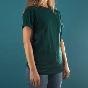 torso-of-a-person-in-a-green-shirt-against-blue-background Πουκάμισο Πράσινο 008